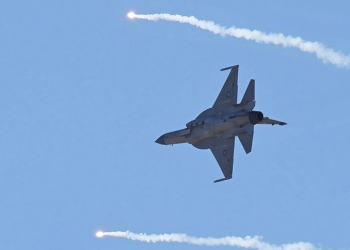 Azerbaycan, Pakistan ve Çin ortak üretimi JF-17C savaş uçağı aldı