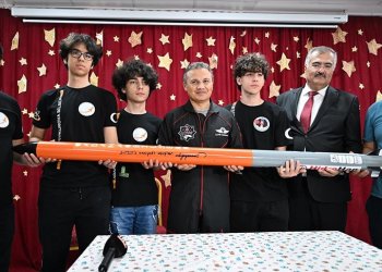 Astronot Gezeravcı öğrencilerin geliştirdiği rokete “Zıpkın” adını verdi