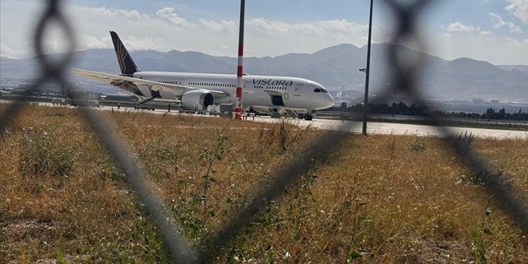 Bomba ihbarı nedeniyle Erzurum’a inen uçak Hindistan’a gitti