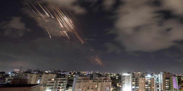 İran’dan 500 füze fırlatıldı: İsrail’de sirenler susmuyor