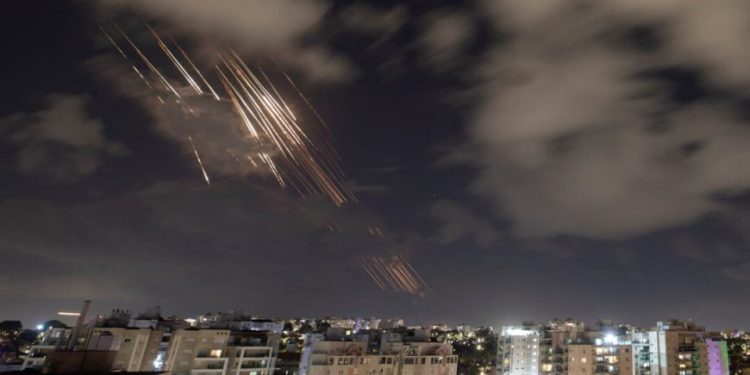 İran’dan 500 füze fırlatıldı: İsrail’de sirenler susmuyor