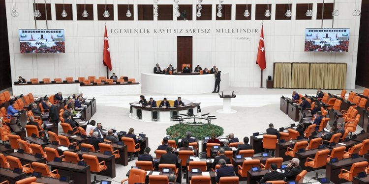 Pilot ve kabin ekiplerine ‘yeşil pasaport’ verilmesi meclis gündeminde