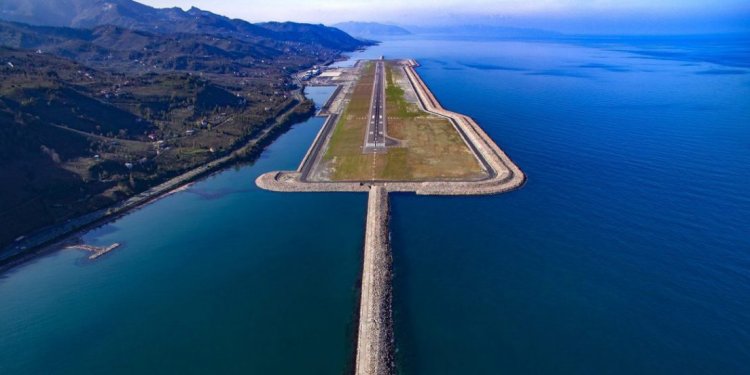 Denizdeki havalimanına seferler yeniden başladı