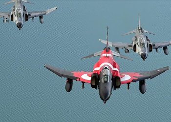 “F-4E Phantom 2” uçağını öğretim üyeleri boyadı