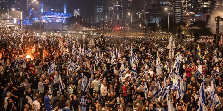 Netanyahu’nun kararı İsrail’i sokağa döktü