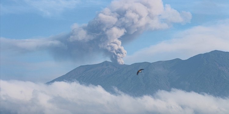 Volkanik hareketliliğin ardından havalimanı uçuşlara kapatıldı