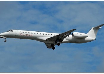 Yıldırım çarpan uçak geri döndü