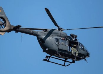 Rus gemisi Alman helikopterine aydınlatma mühimmatı ateşledi