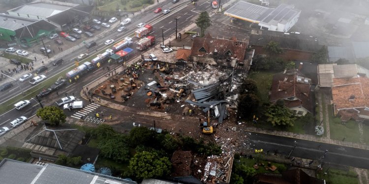 Brezilya’da küçük uçak binaya çarptı: 10 yolcu öldü