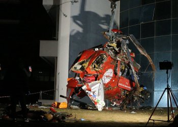 Hastaneye çarparak düşen helikopterin enkazı kaldırıldı