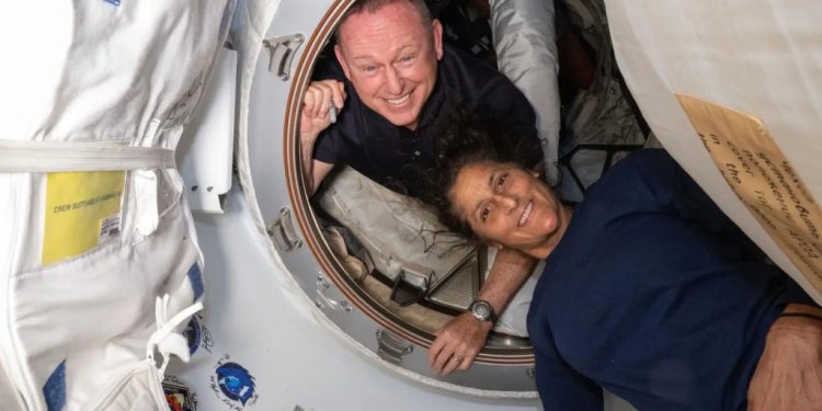 Uzayda mahsur kalan 2 astronotun eve dönüşü yine ertelendi
