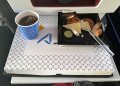 AJet’in yemek tepsisini kaplayan ikram kutusu!