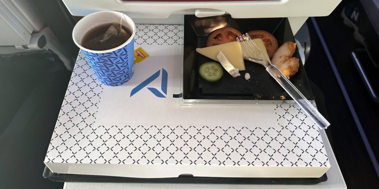 AJet’in yemek tepsisini kaplayan ikram kutusu!