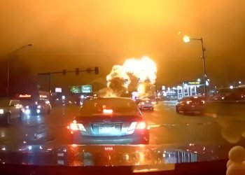 ABD’de ambulans uçak evlerin üzerine düştü