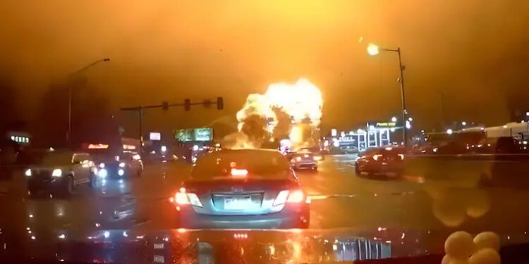 ABD’de ambulans uçak evlerin üzerine düştü