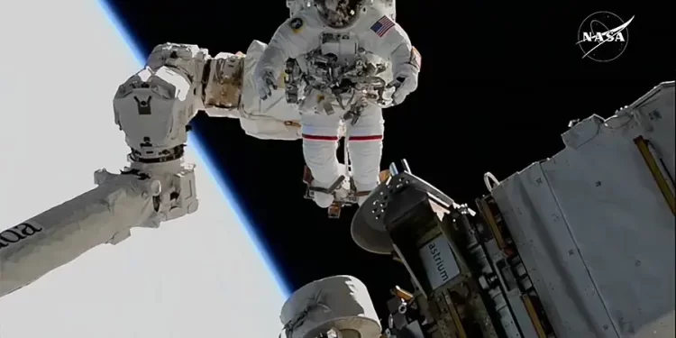 ABD’li kadın astronot uzay yürüyüşüyle tarihe geçti!