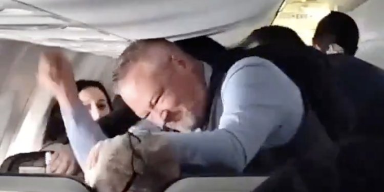 Kabin memuru kadın yolcuya saldıran yolcuyu yumrukladı