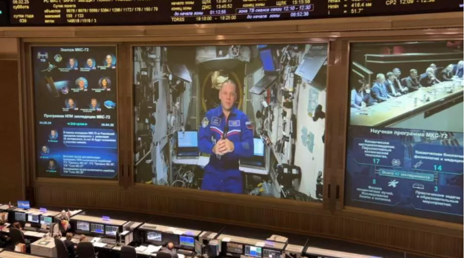 Rus kozmonot tezini uzaydan savundu!