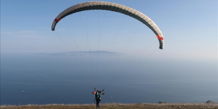 İtalyan gezgin Tekirdağ’da yamaç paraşütü yaparak gökyüzüyle buluştu