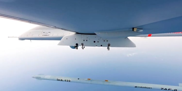 Bayraktar TB3, süpersonik füzeyi 50 kilometreden ateşledi