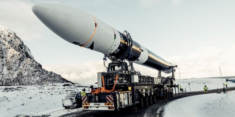 Alman roketi testte gökyüzünde patladı