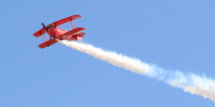 Kadın akrobasi pilotu Semin Öztürk Şener’den gösteri uçuşu