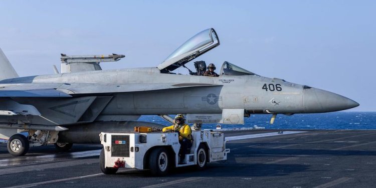 Savaş uçağı FA-18E Super Hornet, gemiden denize düştü