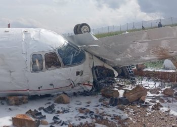 Pistten çıkan iş jeti duvara çarptı: 4 kişi yaralandı