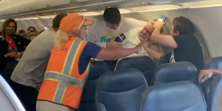 Uçuşta herkesi çileden çıkaran yolcular