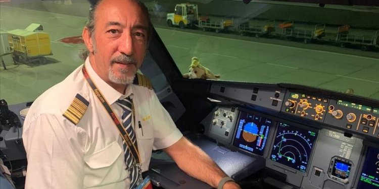 Pilot baba, kızı ve oğlu ile aynı kokpitte buluştu
