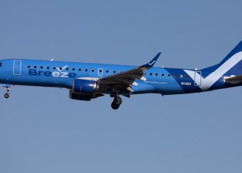 Kelepçeden kurtulan sarhoş yolcu, uçağa acil iniş yaptırdı