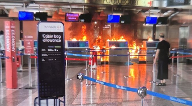 İtalya’da çekiçli şahıs kontuarları ateşe verdi