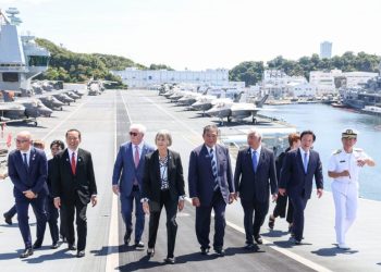 Tokyo’da tarihi an: İlk kez yabancı uçak gemisi limanda