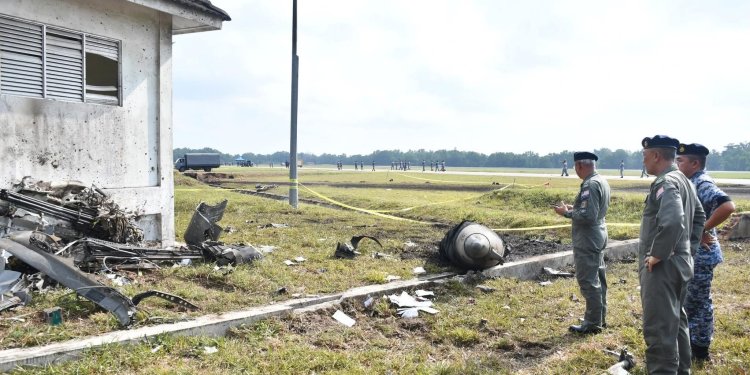 Malezya’da F/A-18D Hornet kalkışta düştü