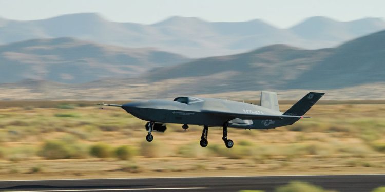 ABD’nin yeni insansız savaş uçağı YFQ-42A’dan ilk uçuş!