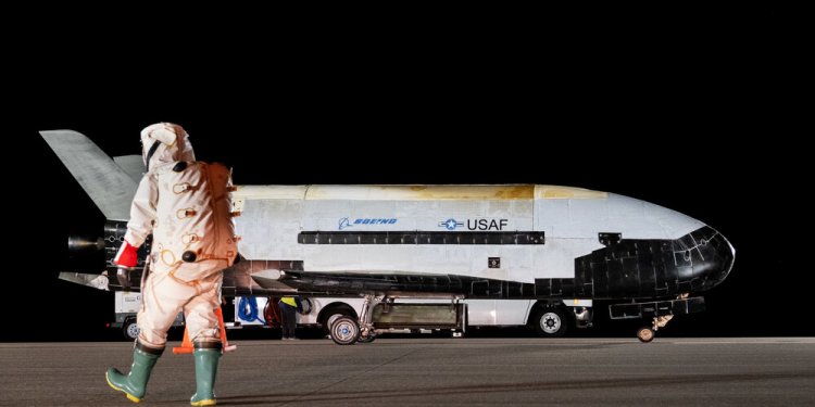 Boeing’in gizemli uzay uçağı X-37B, 8. görevinde