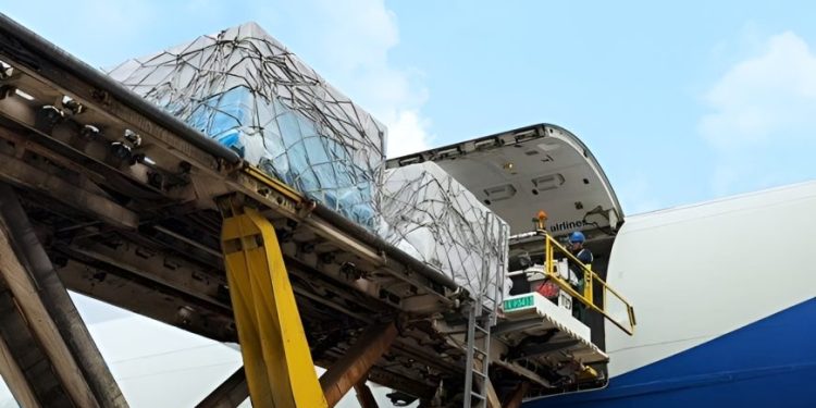 Boeing 777F ile 292 ton güneş paneli 3 seferde Türkiye’ye taşındı