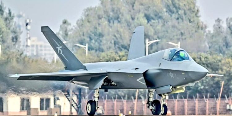 Çin’in 5. nesil J-20 savaş uçağı ilk kez yerde sergilenecek