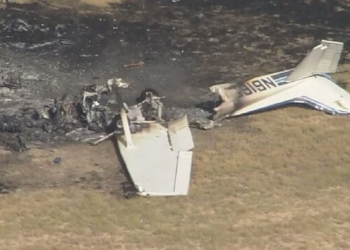 2 küçük uçak havada çarpıştı: 1 ölü, 3 yaralı