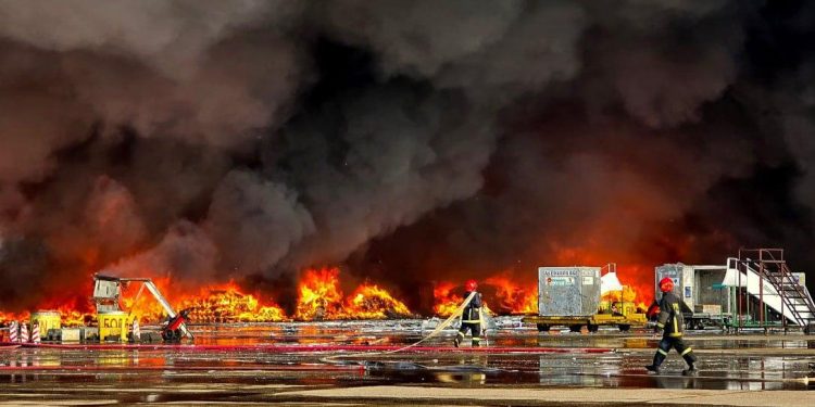 Havalimanındaki yangında zarar 1 milyar dolara yaklaştı