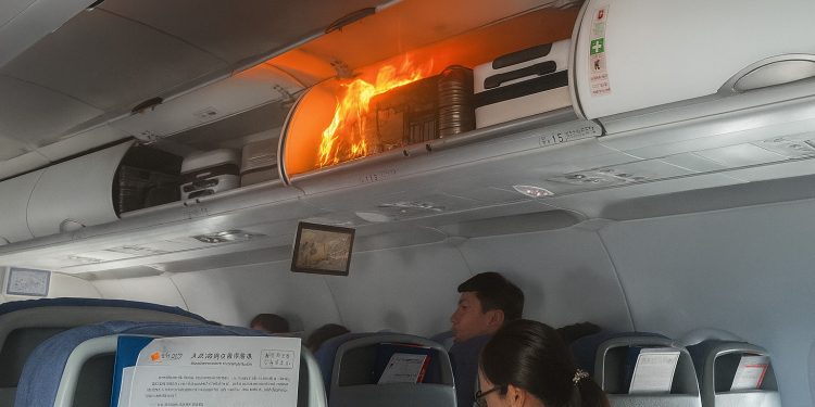 El bagajı alev aldı, uçak acil iniş yaptı