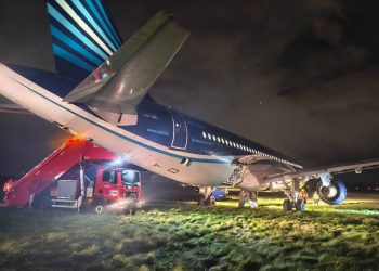 AZAL uçağı acil inişte pistten çıktı