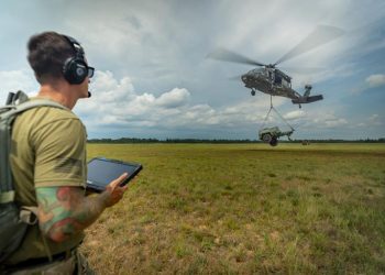 ABD askeri tabletten Black Hawk uçurdu