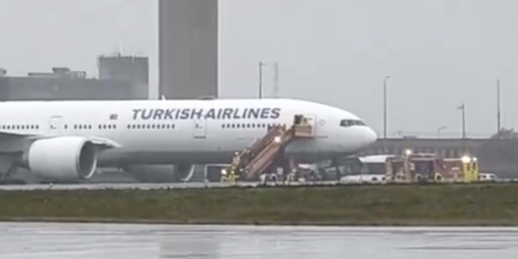 THY’nin Paris uçuşunda lastik patladı