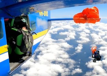 Uçaktan atladı, kanatta asılı kaldı