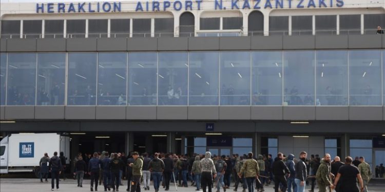 Yunanistan’da çiftçiler havalimanı pistine girdi, uçuşlar durdu