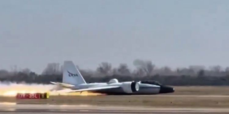 NASA araştırma uçağı gövde üzerine indi