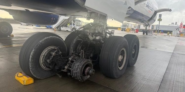 British Airways uçağının kalkışta tekerleği koptu