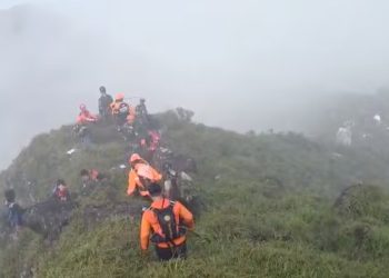 Endonezya’da kaybolan 11 kişilik uçaktan haber geldi