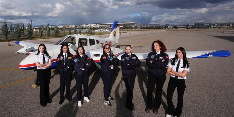 THK Üniversitesi kadın pilotlar yetiştiriyor